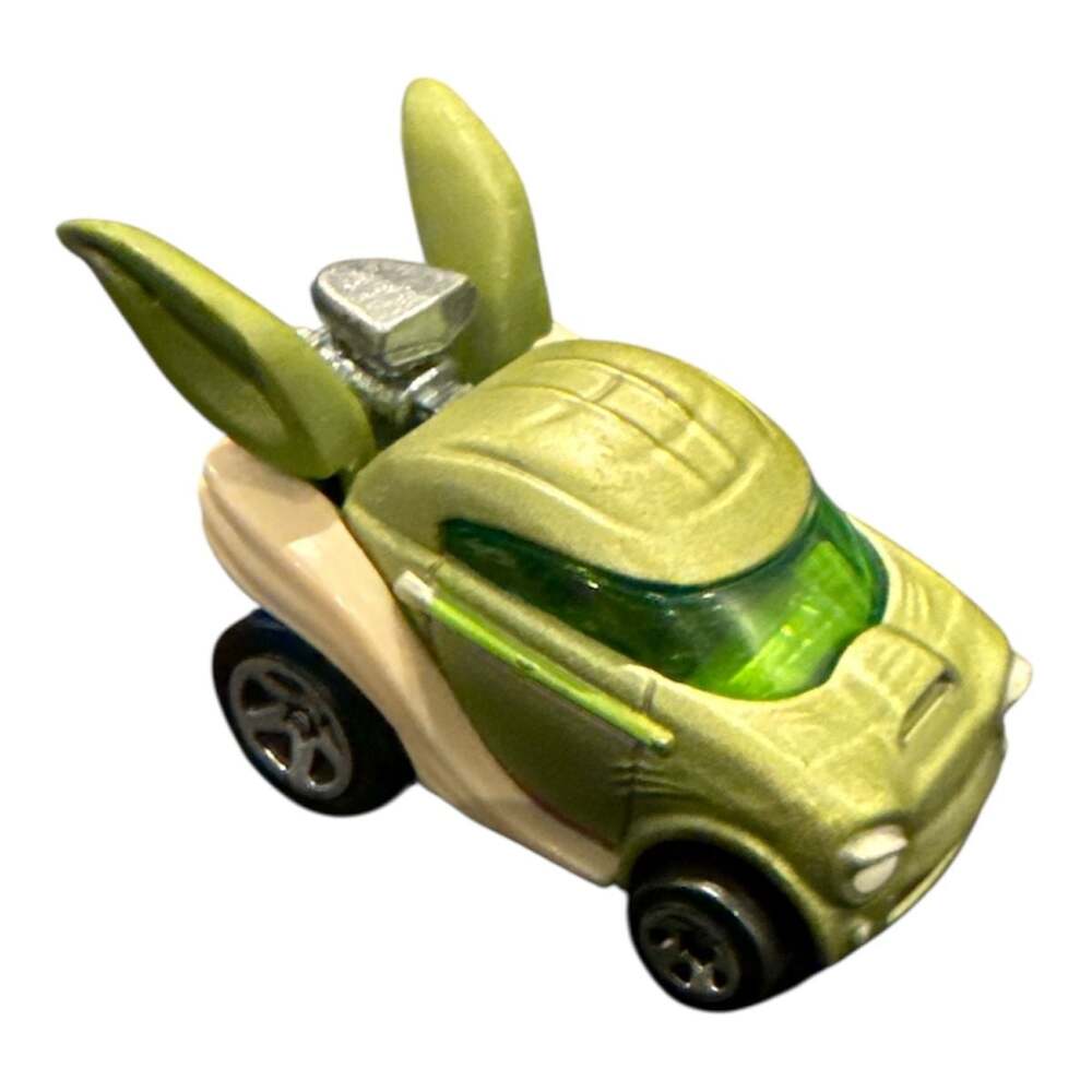 Hot Wheels Star Wars Yoda Character Car 2014 Die-Cast 1:64 Scale CGW40